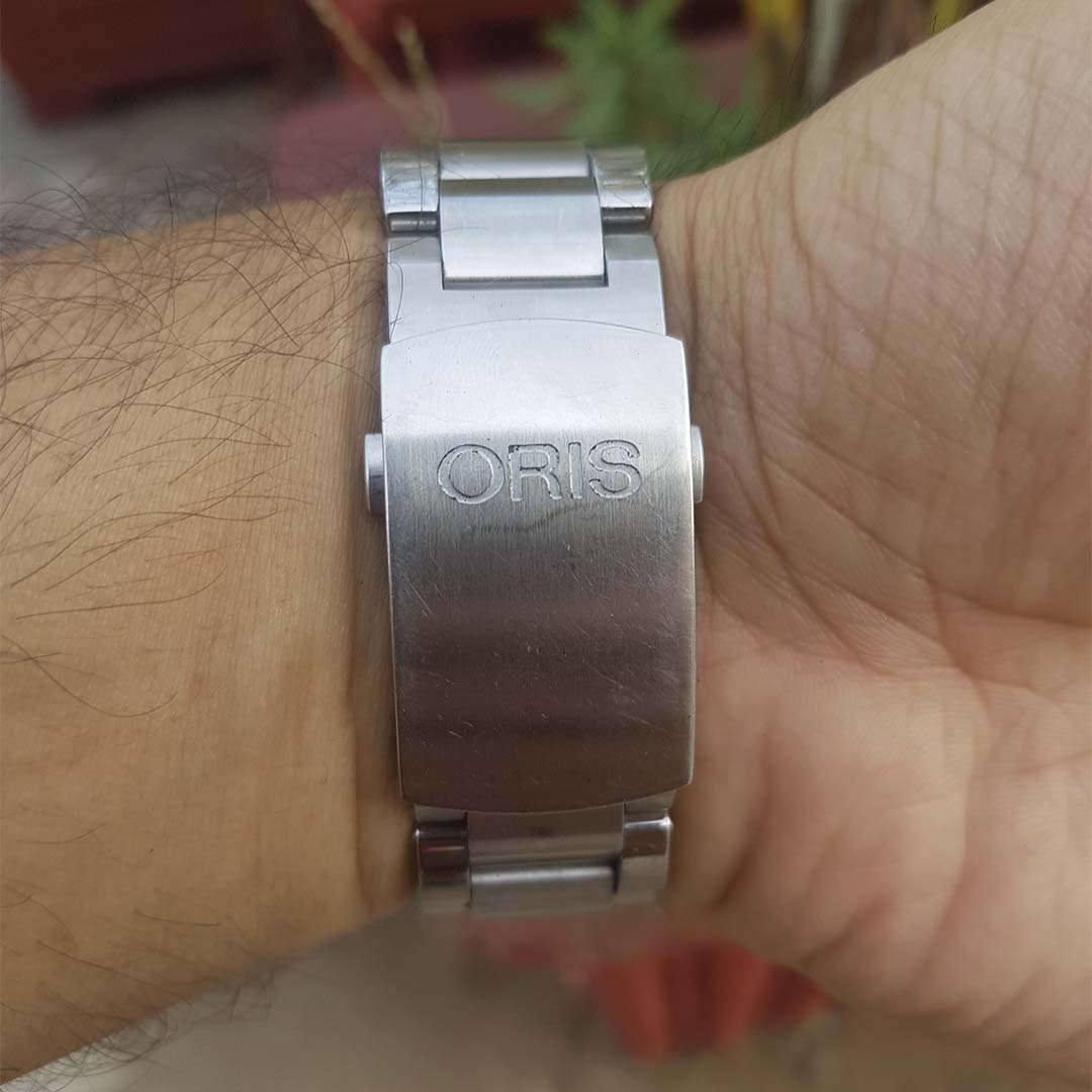 oris-aquis-divers-watch-automatic-metal-chain-ticking-hands-preowned-2