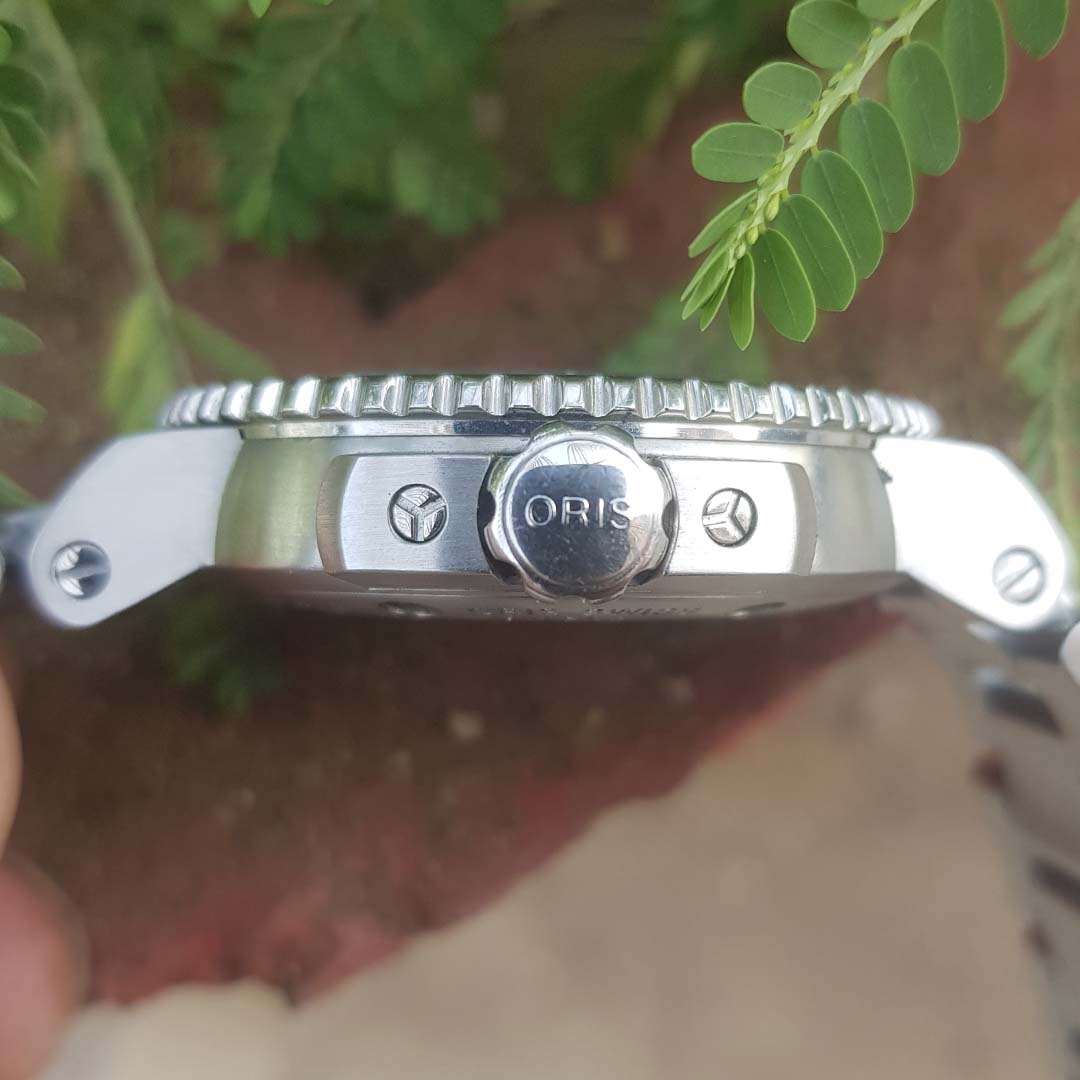 oris-aquis-divers-watch-automatic-metal-chain-ticking-hands-preowned-3