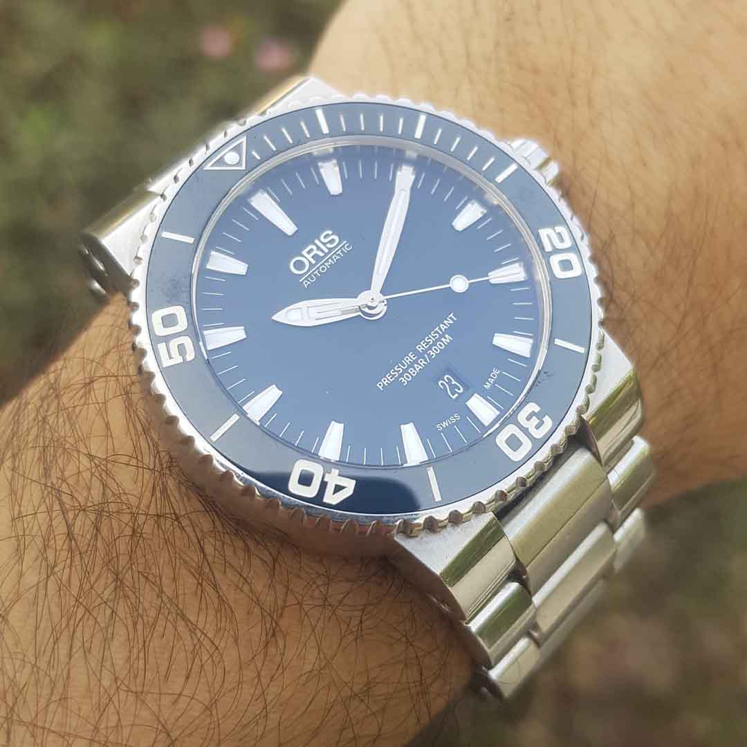 oris-aquis-divers-watch-automatic-metal-chain-ticking-hands-preowned-4