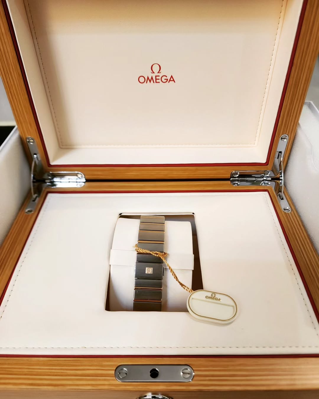Omega_Constellation-Steel - Red-Gold-On-Steel-Automatic-Dapper-N-Dame-7